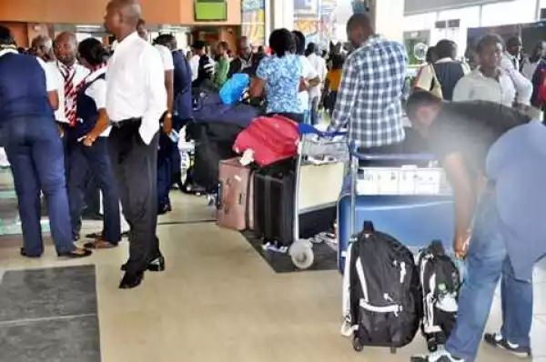 Angry Passengers Mercilessly Beat Up The Arik Air Manager At Lagos Airport In Video Gone Viral